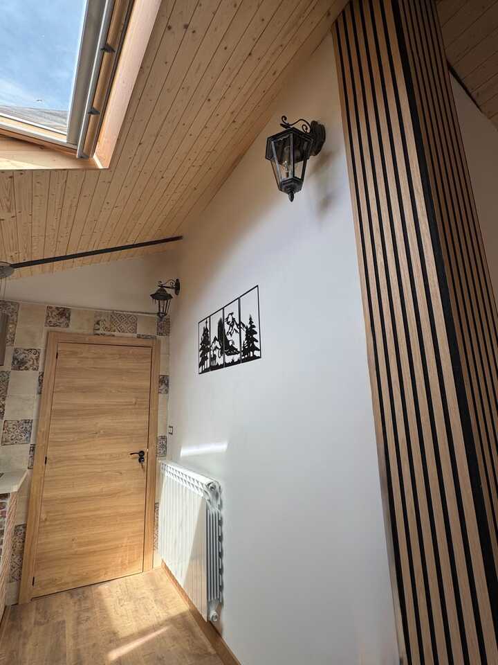 entrada habitación del águila con ventana en techo y farolillo de luz